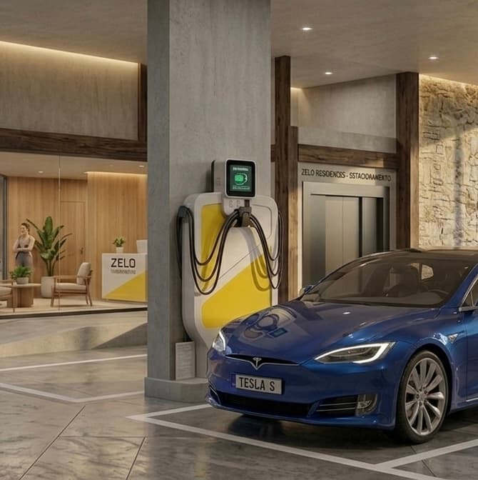 Carregador Zelo instalado em garagem residencial, com um Tesla azul estacionado em frente ao equipamento.